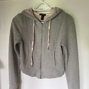 Super cute and cropped sporty jacket!!